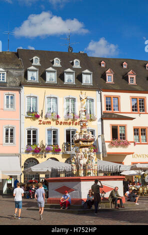 Petrusbrunnen fontana nella piazza principale, Trier, Renania-Palatinato, Germania Foto Stock