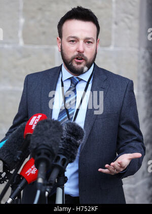 Leader SDLP Colonna Eastwood parla ai media all'arrivo in All-Island dialogo civico su Brexit all'Ospedale Reale di Kilmainham in Dublino. Foto Stock