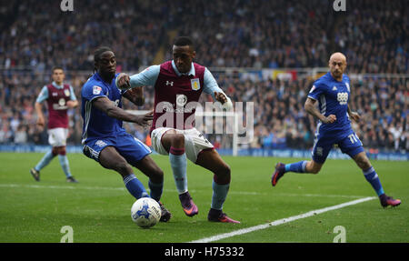 Aston Villa di Jonathan Kodjia (centro) prende su Birmingham City's Clayton Donaldson (sinistra) Foto Stock