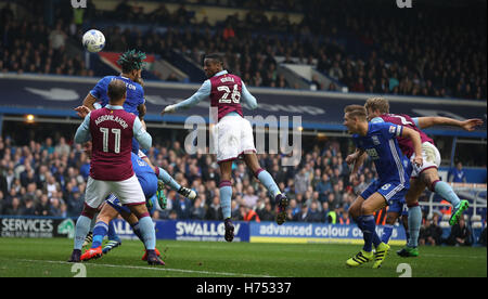 Aston Villa di Jonathan Kodjia (centro) ottiene una testata su obiettivo Foto Stock