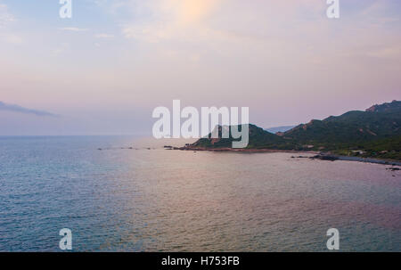 Il tramonto sulle isole sanguinarie si trasforma in sanguinosa colore non appena arcipelago ma acque troppo, Corsica. Foto Stock