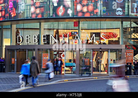 La finestra di visualizzazione a Debenhams Liverpool uno store di notte Foto Stock