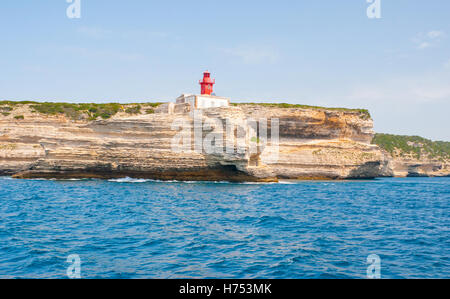 Il faro di Bonifacio situato sulla costa rocciosa di Corsica Foto Stock