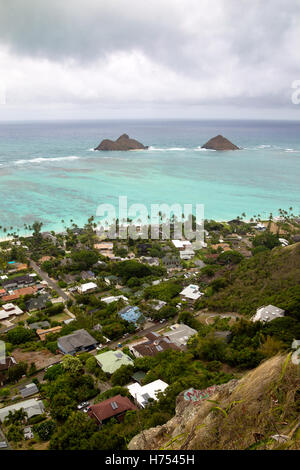 Vista dalla scatola delle pillole Trail Lanikai sulla spiaggia e la Baia di Kailua con due piccole isole Moku Iki e Moku Nui su Oahu, Hawaii, Foto Stock