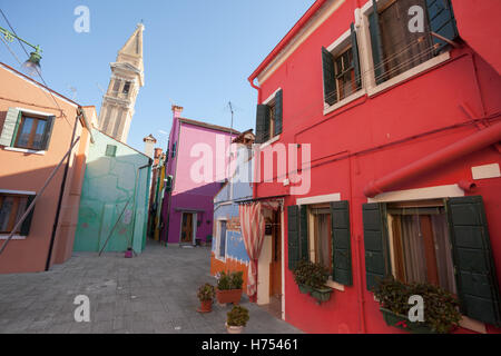 Vista dall'isola di Burano con il suo campanile pendente a Venezia, Italia Foto Stock