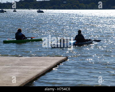 Tardo Autunno fiori sul set di Sun Bay Dock Foto Stock