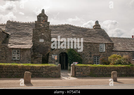 Il vecchio ufficio postale, Tintagel, Cornwall. Tradizionale, Pietra e Ardesia lungo medievale house. Proprietà del National Trust. Foto Stock