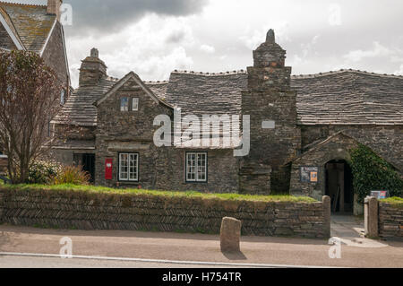 Il vecchio ufficio postale, Tintagel, Cornwall. Tradizionale, Pietra e Ardesia lungo medievale house. Proprietà del National Trust. Foto Stock