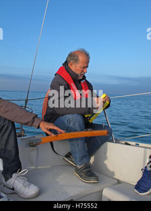 L'uomo la pesca su una barca a vela, Binic , Cotes-d'Armor, Bretagne, Bretagna Francia Foto Stock