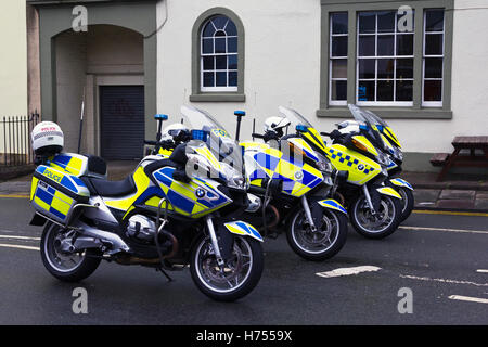 Quattro motociclette di polizia schierati su una strada di Bristol, Regno Unito Foto Stock