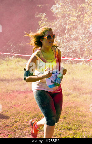 Un runner in una carità (Julian House) Colore della Fun Run tenutasi a Oldbury Court Estate, Bristol, Ottobre 2016 Foto Stock