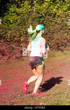 Un runner in una carità (Julian House) Colore della Fun Run tenutasi a Oldbury Court Estate, Bristol, Ottobre 2016 Foto Stock