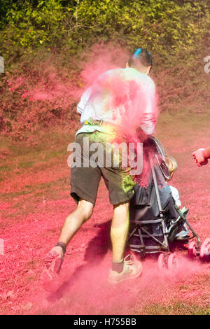 Un runner in una carità (Julian House) Colore della Fun Run tenutasi a Oldbury Court Estate, Bristol, Ottobre 2016 Foto Stock