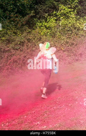 Un runner in una carità (Julian House) Colore della Fun Run tenutasi a Oldbury Court Estate, Bristol, Ottobre 2016 Foto Stock