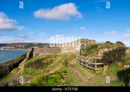 Wales coast Path e old fort rovine 1781 sul promontorio affacciato sulla baia nel Parco Nazionale. Fishguard Pembrokeshire Wales UK Foto Stock