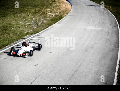 Una formula di gara velocità auto giù la via a Sebring International Raceway a Sebring, FL Foto Stock