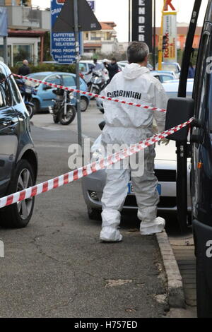 Villaricca, Italia. 02Nov, 2016. Il corpo esanime di una donna,(non presente nell'immagine) legato e imbavagliato, è stato trovato in una casa a Villaricca in provincia di Napoli. Sul sito troverete la polizia ad effettuare indagini sulla scena del crimine foto . Credito: Salvatore Esposito/Pacific Press/Alamy Live News Foto Stock