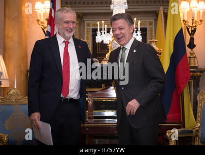 Leader laburista Jeremy Corbyn e Colombia il presidente Juan Manuel Santos (destra) a Buckingham Palace a Londra. Foto Stock