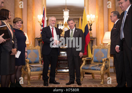 Leader laburista Jeremy Corbyn (centro sinistra) e Colombia il presidente Juan Manuel Santos (centro destra) a Buckingham Palace a Londra. Foto Stock