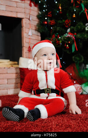 Baby boy vestiti da Babbo Natale. in un vestito sul retro Foto Stock