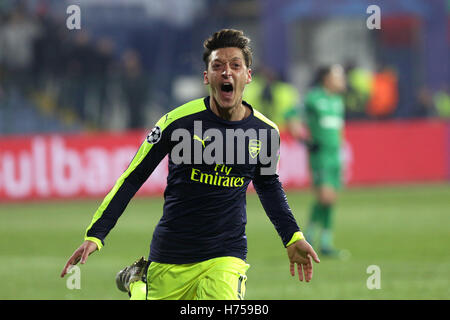 Sofia, Bulgaria - 1 Novembre 2016: dell'Arsenal Mesut Ozil celebra dopo un goal durante le partite di UEFA Champions League calcio m Foto Stock