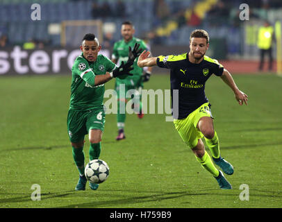 Sofia, Bulgaria - 1 Novembre 2016: dell'Arsenal Defender Shkodran Mustafi sfide Palomino Natanael durante UEFA Champions Leagu Foto Stock