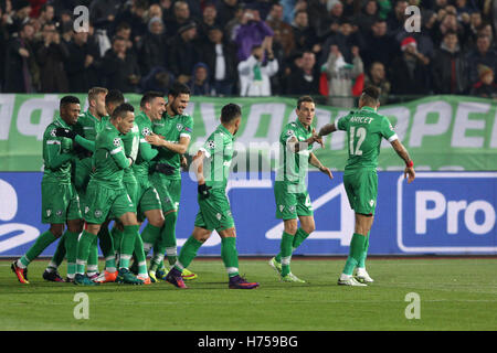 Sofia, Bulgaria - 1 Novembre 2016: Ludogorets giocatori festeggiare dopo rigature durante la UEFA Champions League football match betwe Foto Stock