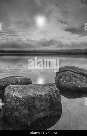 Le rocce su Loch Garten nel parco nazionale di Cairngorms. Foto Stock