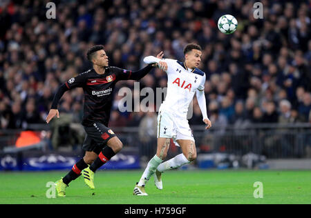 Bayer Leverkusen di Benjamin Henrichs (sinistra) e Tottenham Hotspur's dele Alli (destra) battaglia per la sfera durante la UEFA Champions League allo Stadio di Wembley, Londra. Foto Stock