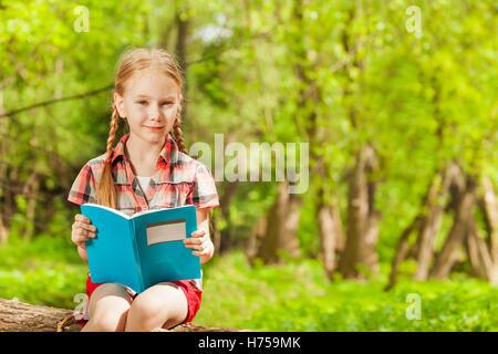 Ritratto di un diligente scolaretta libro di lettura Foto Stock