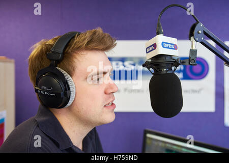 Il presentatore Alex Gill a Brize Norton British Forces Broadcasting Service (BfBS) Foto Stock