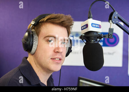 Il presentatore Alex Gill a Brize Norton British Forces Broadcasting Service (BfBS) Foto Stock