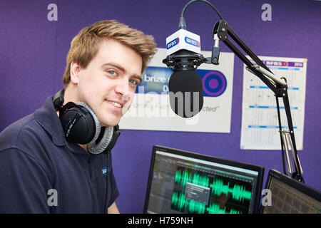 Il presentatore Alex Gill a Brize Norton British Forces Broadcasting Service (BfBS) Foto Stock