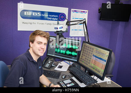 Il presentatore Alex Gill a Brize Norton British Forces Broadcasting Service (BfBS) Foto Stock