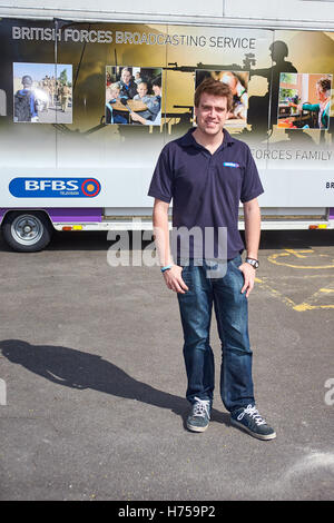 Il presentatore Alex Gill a Brize Norton British Forces Broadcasting Service (BfBS) Foto Stock