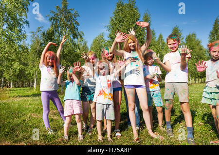 Happy amici cosparse di polvere colorata Foto Stock