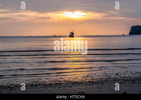 Una vista fantastica della pesca in barca al tramonto in Prachuap Khiri Khan provincia Meridionale della Thailandia. Foto Stock