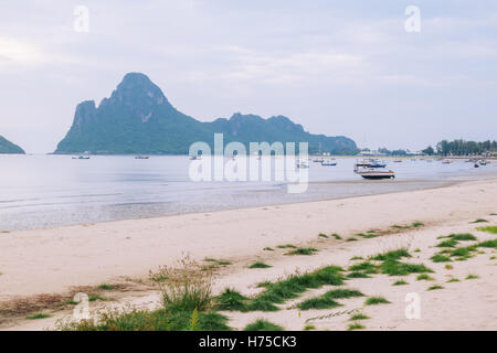 Baia di Prachuap la spiaggia tropicale di Prachuap Khiri Khan provincia Meridionale della Thailandia. Foto Stock