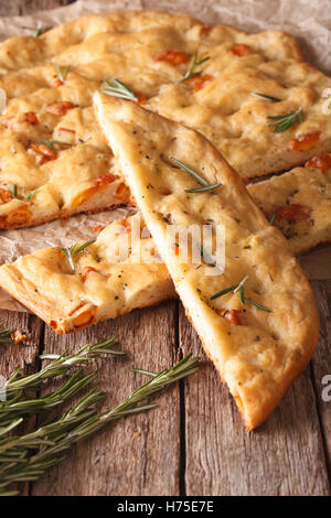 Italiano tradizionale focaccia con rosmarino close up sul piano verticale. Foto Stock