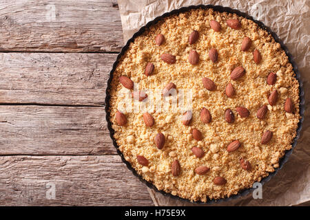 Gustosa italiana mandorla torta sbrisolona in teglia. vista orizzontale dal di sopra Foto Stock