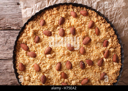 Sbrisolona torta italiana con mandorle macro. vista orizzontale dal di sopra Foto Stock