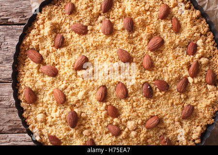 Gustosa italiana mandorla torta sbrisolona vicino fino in una teglia. vista orizzontale dal di sopra Foto Stock