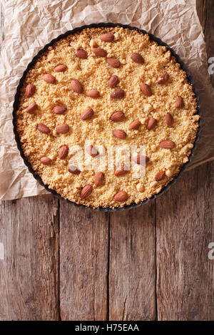 Gustosa italiana mandorla torta sbrisolona in teglia. vista verticale da sopra Foto Stock