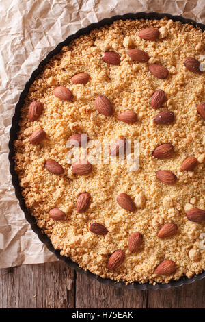 Sbrisolona torta italiana con mandorle macro. vista verticale da sopra Foto Stock