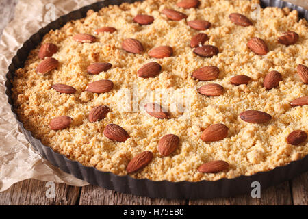 Cucina Italiana torta sbrisolona con mandorle vicino fino in teglia. sfondo orizzontale Foto Stock