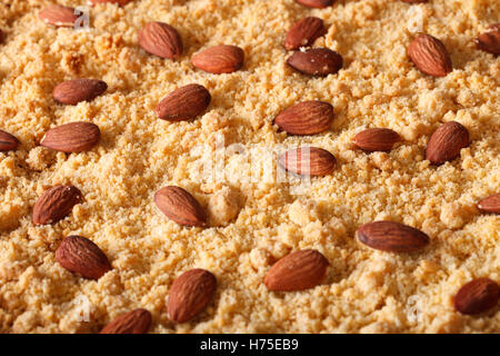 Sbrisolona torta italiana con mandorle macro sfondo orizzontale Foto Stock