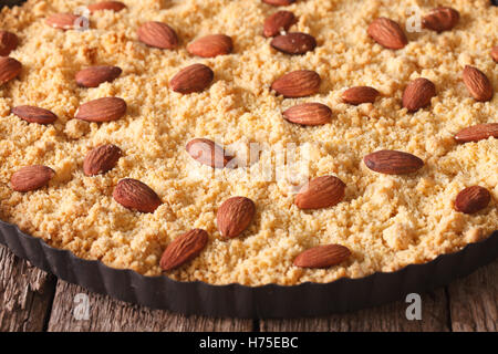 Italian torta sbrisolona macro nella teglia su una tavola orizzontale. Foto Stock