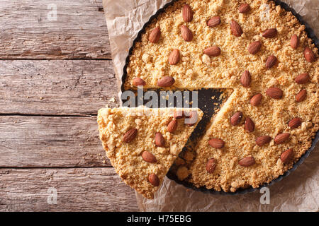 Fette di torta italiana Sbrisolona sul tavolo. vista orizzontale dal di sopra Foto Stock