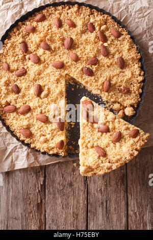 Fette di torta italiana Sbrisolona sul tavolo. vista verticale da sopra Foto Stock