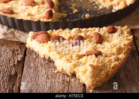 Una deliziosa fetta di torta sbrisolona macro sul tavolo orizzontale. Foto Stock